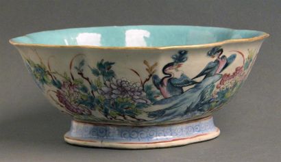 Art d'Asie CHINE - Fin du XIXe siècle Coupe polylobée en porcelaine émaillée polychrome...