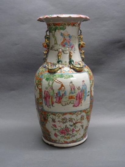 Art d'Asie CHINE, Canton - Fin du XIXe siècle Grand vase balustre en porcelaine à...