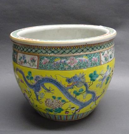 Art d'Asie CHINE - Fin du XIXe siècle Vasque à poissons en porcelaine émaillée polychrome...