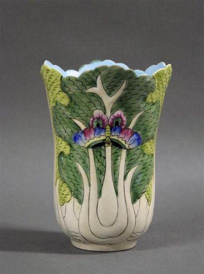 Art d'Asie CHINE - Vers 1900 Vase en porcelaine émaillée polychrome figurant un chou...