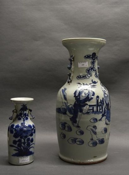 Art d'Asie CHINE - Début du XXe siècle Vase en porcelaine céladon à décor en bleu...