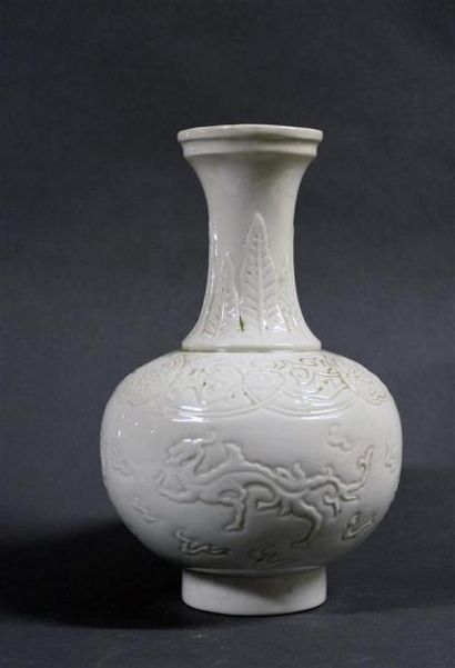 Art d'Asie CHINE - Début du XXe siècle Vase balustre en porcelaine blanche à haut...