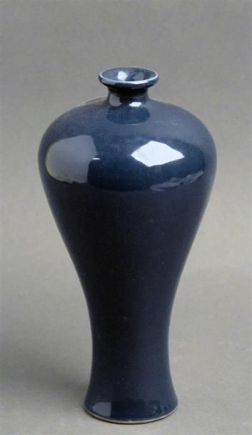 Art d'Asie CHINE - XXe siècle Vase de forme meiping en porcelaine émaillée bleue....