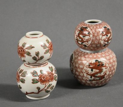 Art d'Asie CHINE - XXe siècle Deux petits vases en porcelaine de forme double gourde...