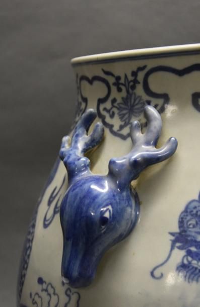 Art d'Asie CHINE - XXe siècle Vase à panse basse en porcelaine décorée en bleu sous...