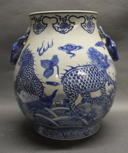 Art d'Asie CHINE - XXe siècle Vase à panse basse en porcelaine décorée en bleu sous...