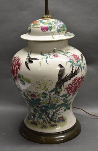 Art d'Asie CHINE - Epoque de la République - MINGUO (1912 - 1949) Potiche en porcelaine...