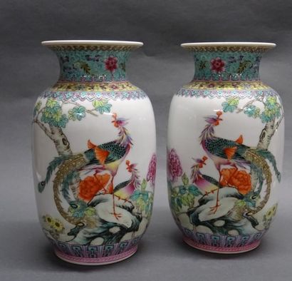 Art d'Asie CHINE - XXe siècle Paire de vases balustres en porcelaine à décor en émaux...
