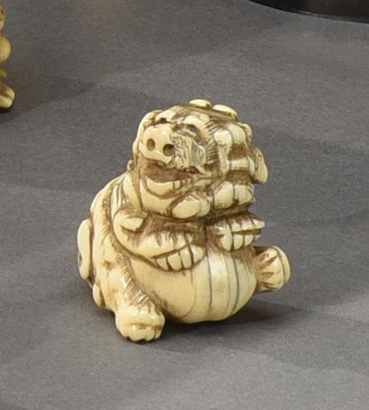 Art d'Asie JAPON - XIXe siècle Netsuke en ivoire, shishi tenant la balle de pouvoir...