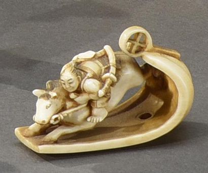 Art d'Asie JAPON - XIXe siècle Netsuke en ivoire, cavalier chevauchant sur un étrier....