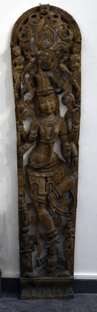 Art d'Asie NEPAL - XXe siècle Elément décoratif en bois sculpté, à décor d'une divinité...