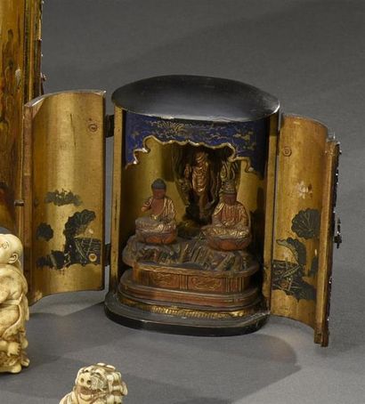 Art d'Asie JAPON - XIXe siècle Petit butsudan en bois laqué, découvrant buddha debout...