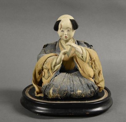 Art d'Asie JAPON - XIXe siècle Poupée en bois peint et tissu, jeune homme assis à...