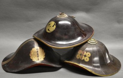 Art d'Asie JAPON - XIXe siècle Lot de trois Zunari jingasa (coiffes de samouraï)...