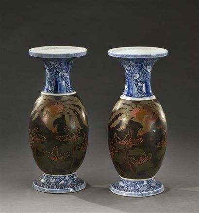 Art d'Asie JAPON - Epoque MEIJI (1868 - 1912) Paire de vases balustres à col évasé...