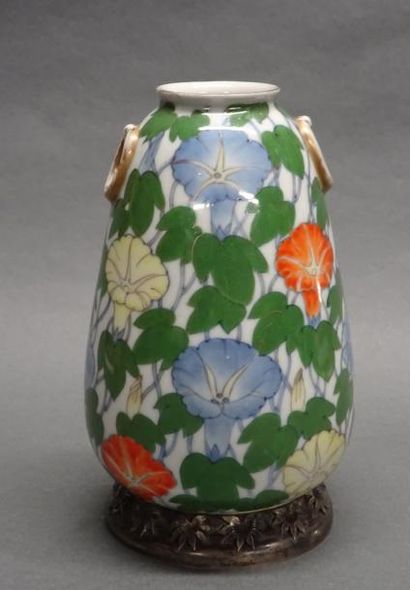 Art d'Asie JAPON - Epoque MEIJI (1868 - 1912) Vase en porcelaine, le col légèrement...
