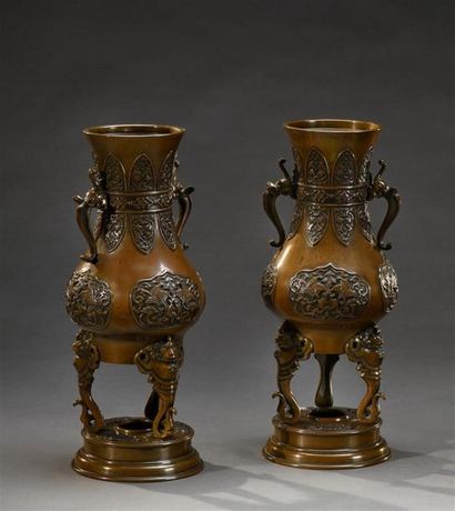Art d'Asie JAPON - Epoque MEIJI (1868 - 1912) Paire de vases balustres en bronze...