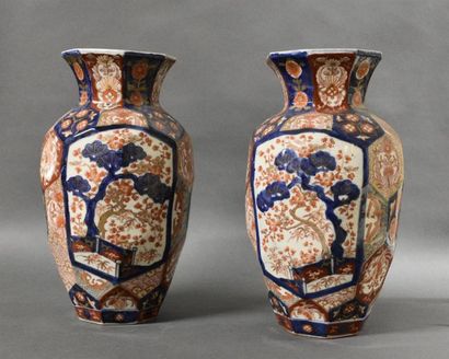 Art d'Asie JAPON - Epoque MEIJI (1868 - 1912) Paire de vases facettés à col évasé...