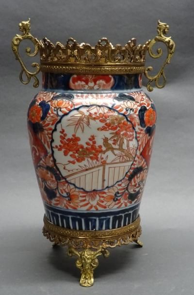 Art d'Asie JAPON, Imari - Epoque MEIJI (1868 - 1912) Potiche en porcelaine à décor...