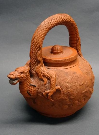 Art d'Asie JAPON - Epoque MEIJI (1868 - 1912) Théière en grès en forme de dragon,...