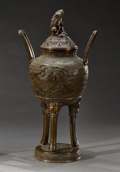 Art d'Asie JAPON - Epoque MEIJI (1868 - 1912) Brûle-parfum tripode en bronze à patine...