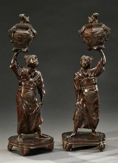 Art d'Asie JAPON - Epoque MEIJI (1868 - 1912) Paire de personnages en bronze à patine...