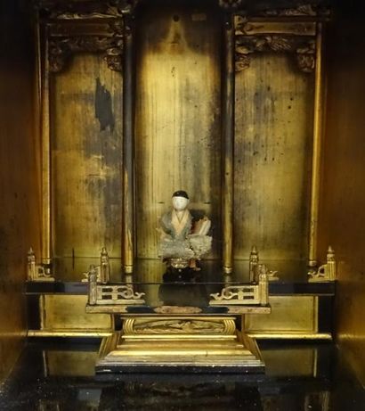 Art d'Asie JAPON - Epoque MEIJI (1868 - 1912) Grand butsudan en bois laqué noir et...