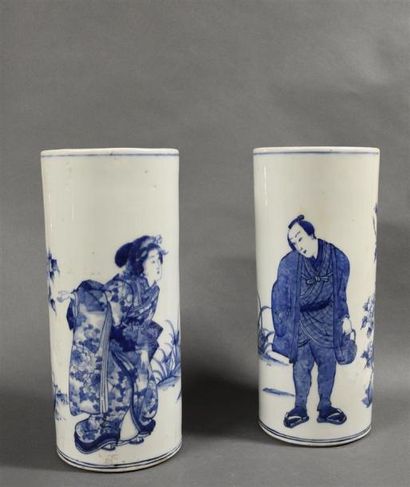 Art d'Asie JAPON - XXe siècle Paire de vases rouleaux en porcelaine à décor en bleu...