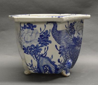 Art d'Asie JAPON - XXe siècle Cache pot hexagonal en porcelaine à décor en bleu sous...