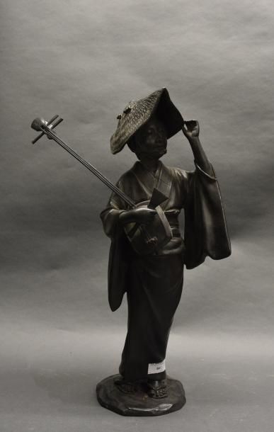 Art d'Asie JAPON - XXe siècle Statuette en bronze représentant une jeune musicienne...