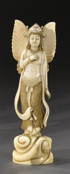 Art d'Asie JAPON - Epoque MEIJI (1868 - 1912) Okimono en ivoire, Benten debout portant...