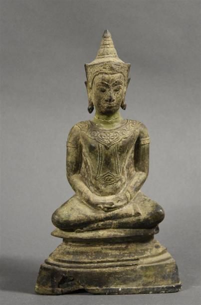 Art d'Asie THAILANDE, Ayutthaya - XVIIe siècle Statuette de bouddha en bronze à patine...