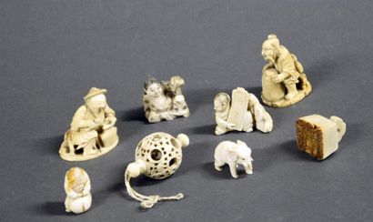 Art d'Asie JAPON et CHINE - Ensemble comprenant huit pièces en ivoire, dans le style...