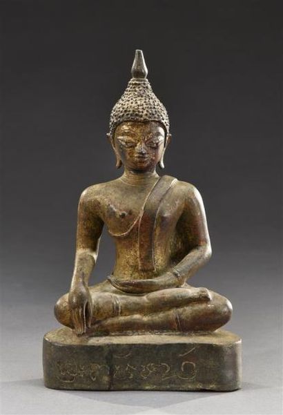 Art d'Asie LAOS - XVIIe siècle Statuette de bouddha en bronze à traces de laque or,...