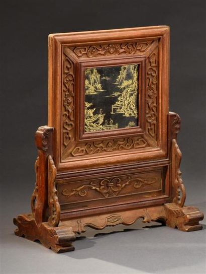 Art d'Asie CHINE - Début du XXe siècle Ecran de table en pierre dure à décor incisé...