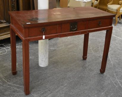 Art d'Asie CHINE - XXe siècle Console à trois tiroirs en bois laqué rouge. Dim. H....