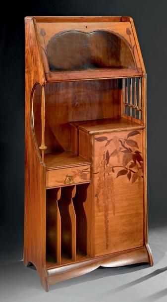 Louis MAJORELLE (1859-1926) Glycine
Meuble de salon, formant meuble de pente dit...