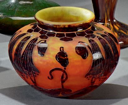 LE VERRE FRANÇAIS Vase balustre aplati et à large col annulaire.
Épreuve en verre...