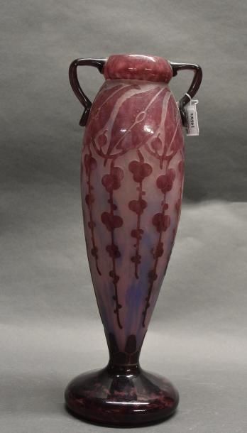 LE VERRE FRANÇAIS Vase balustre sur piédouche à deux anses détachées modelées et...