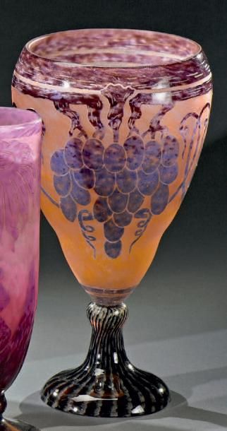 LE VERRE FRANÇAIS Vase calice reposant sur un pied en verre teinté violet collé à...