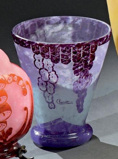 LE VERRE FRANÇAIS – CHARDER Vase cornet sur base ourlée.
Épreuve en verre multicouche...