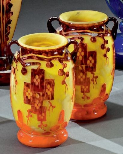 LE VERRE FRANÇAIS Paire de vases ovoïdes, les anses détachées modelées et collées...