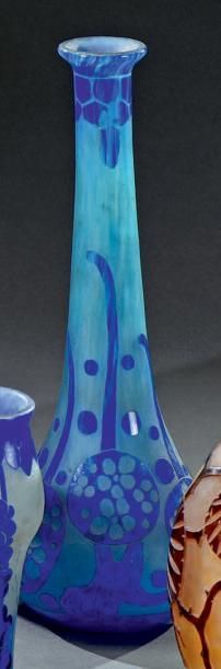 LE VERRE FRANÇAIS Azurettes, circa [1923/26]
Vase piriforme à col très légèrement...