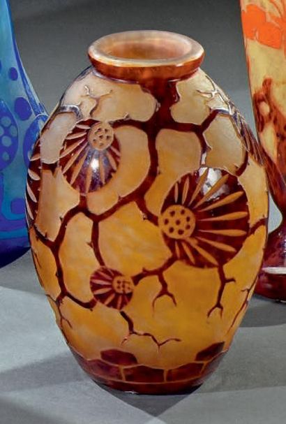 LE VERRE FRANÇAIS Vase ovoïde.
Épreuve en verre multicouche au décor, dégagé à l'acide,...