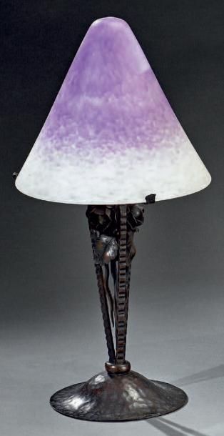 Charles SCHNEIDER (1881-1953) verrier & CAMUS ferronnier d'art Lampe de salon. Le...