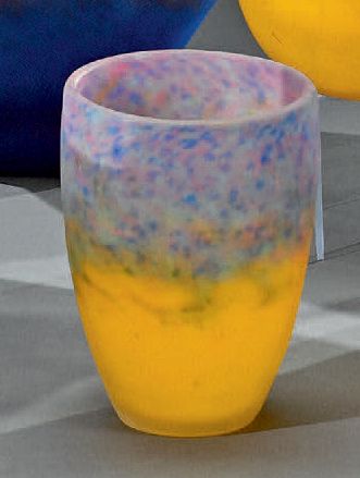 MULLER FRERES LUNEVILLE Vase cornet.
Épreuve en verre marmoréen, nuancé bleu en partie...