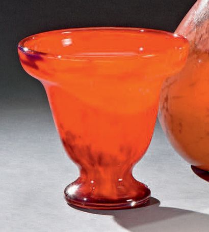 MULLER FRERES LUNEVILLE Vase cornet sur base en débordement.
Épreuve en verre marmoréen,...