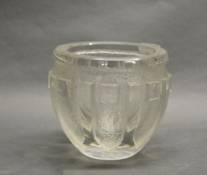 DAUM Nancy Motifs géométriques
Vase en cornet très évasé.
Épreuve en verre clair...