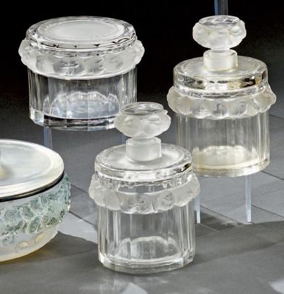 Maison LALIQUE d'après un modèle de Marc LALIQUE (1900 -1977) Moineaux
Garniture...