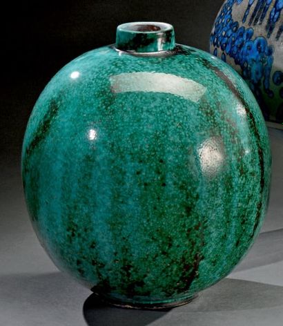 PRIMAVERA (Atelier d'Art du Printemps) Important vase sur talon à col cylindrique.
Épreuve...